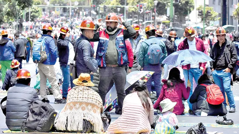 Segundo d&iacute;a de marchas y bloqueos de mineros aur&iacute;feros en La Paz. APG