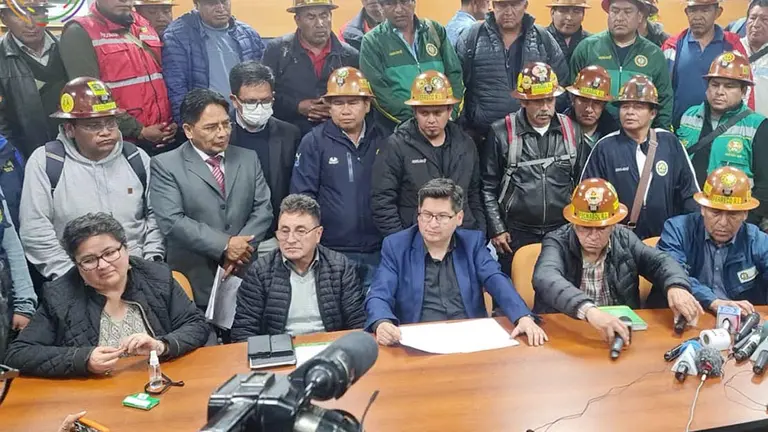 Con sitio a La Paz y dinamitazos, cooperativistas aur&iacute;feros logran acuerdo tributario con el gobierno./ BTv