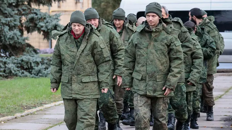 Prisioneros de guerra llegan para una reuni&oacute;n con sus familiares en Novoazovsk./ EFE