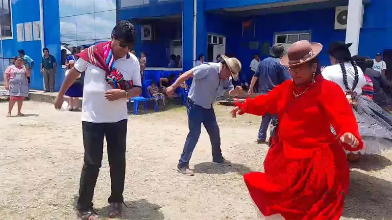 Evo Morales bailando al son de la m&uacute;sica en su cumplea&ntilde;os 63. CAPTURA