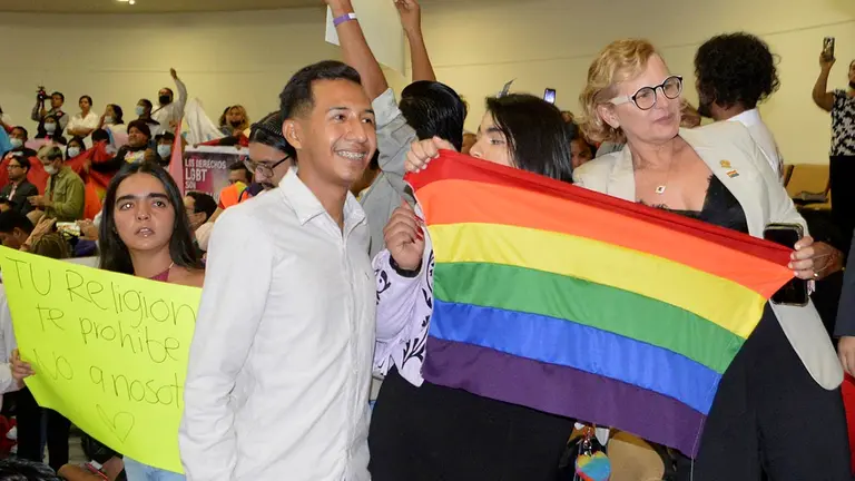 La diputada por el Movimiento de Regeneración Nacional (MORENA) Guillermina Magaly Deandar (d), apoya a integrantes de la comunidad LBGT hoy, en el congreso del estado en Ciudad Victoria, Tamaulipas (México). EFE