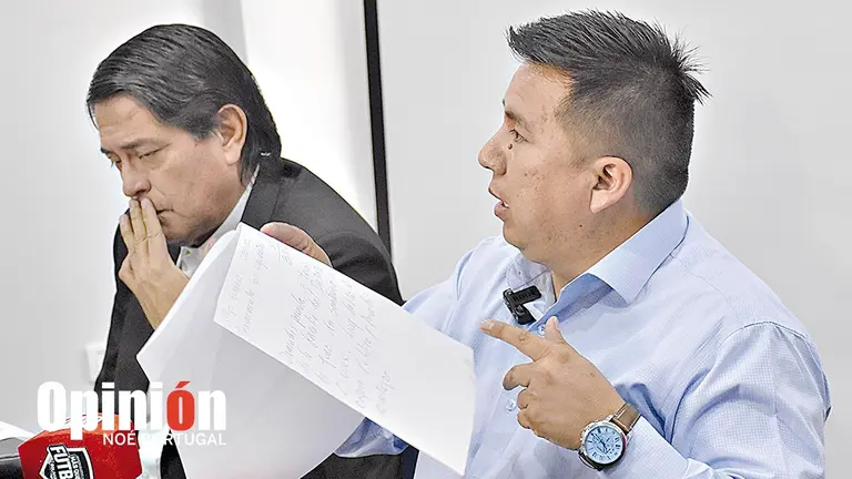 Gary Soria (d) y V&iacute;ctor Hugo P&eacute;rez (i) brindan declaraciones una conferencia de prensa pasada, en la sede roja. NO&Eacute; PORTUGAL