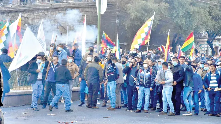 Grupos afines al Gobierno en vigilia aguardando la marcha de la Asamblea de la Paceñidad. APG