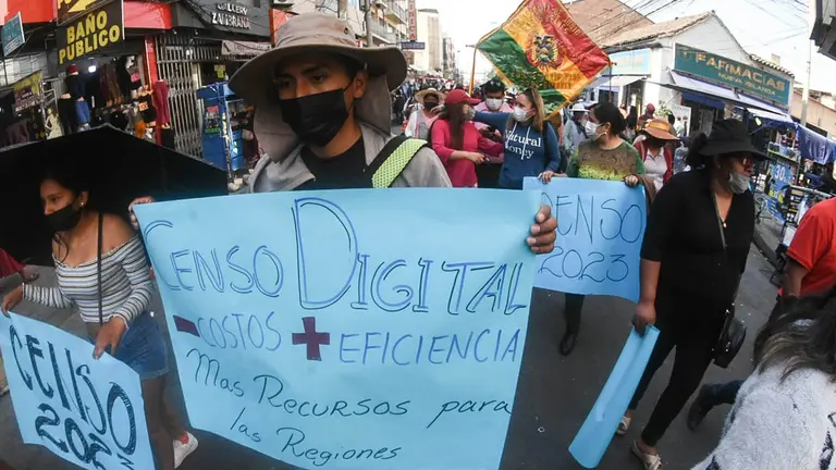 Plataformas marchan este jueves 27 de octubre, en las calles de Cochabamba, pidiendo un censo digital. DICO SOL&Iacute;S