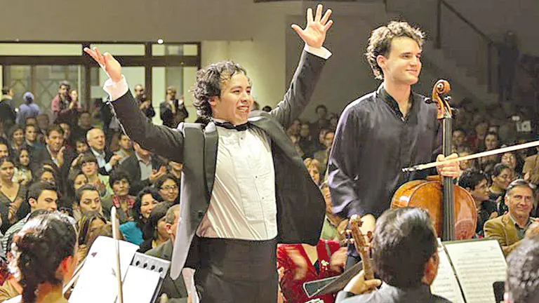 Leonard Elschenbroich (derecha), junto a la Filarm&oacute;nica de Bolivia. P&Aacute;GINA OFICIAL DE LEONARD ELSCHENBROICH