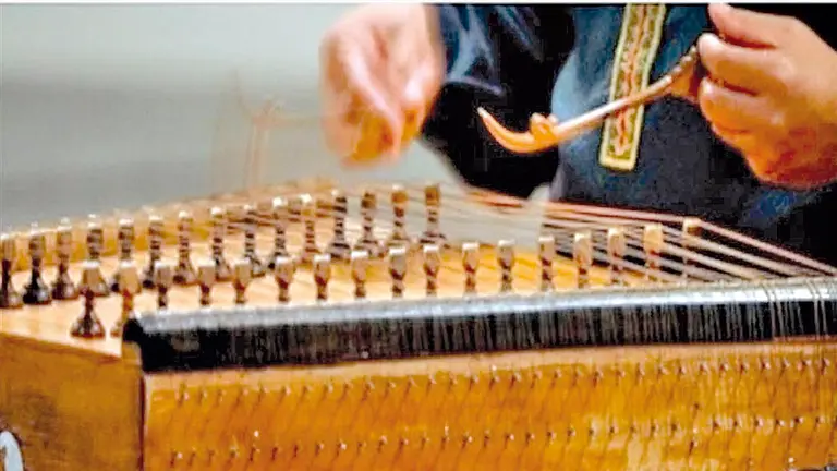Producci&oacute;n de instrumentos musicales en la India. PRENSA LATINA