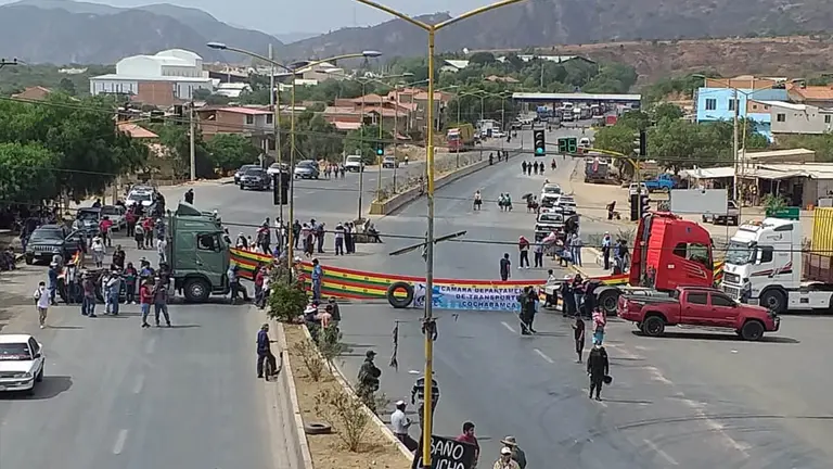 Bloqueo en el sector de la tranca de Suticollo. RICARDO CRUZ
