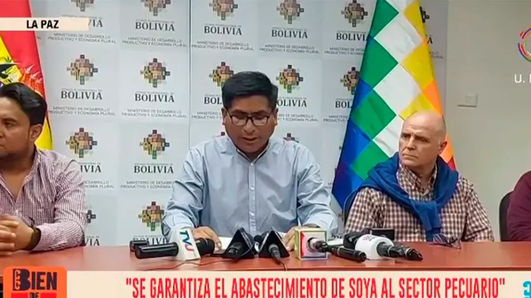 El ministro de Desarrollo, Nestor Huanca junto a representante de la Caniob. Captura BTV