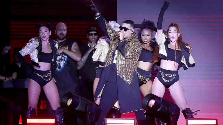 El rapero puertorique&ntilde;o Daddy Yankee se presenta en un concierto de su gira en Canc&uacute;n (M&eacute;xico). EFE