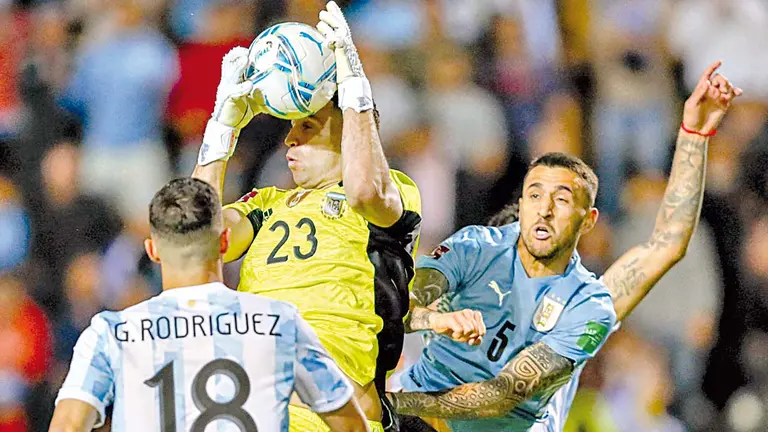 Emiliano Martínez atrapa un balón en un match de la Albiceleste. AFA