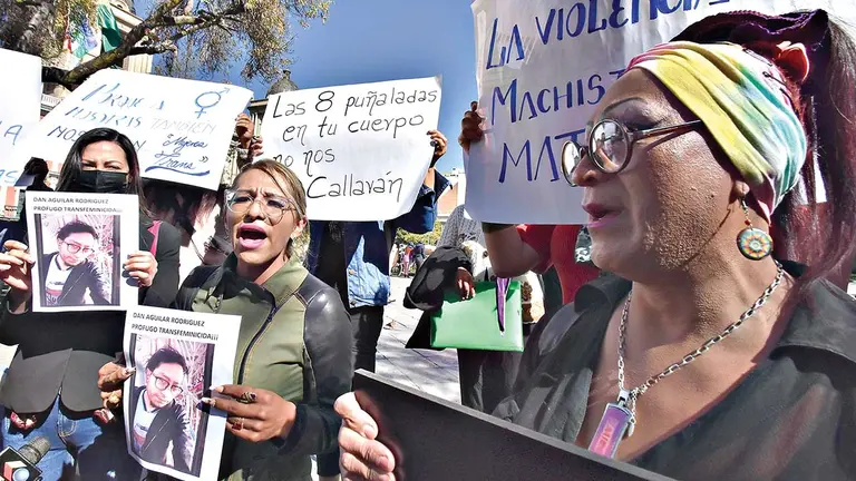 Colectivos exigen justicia por el violento ataque a Luciana, modelo y activista trans, en La Paz. APG