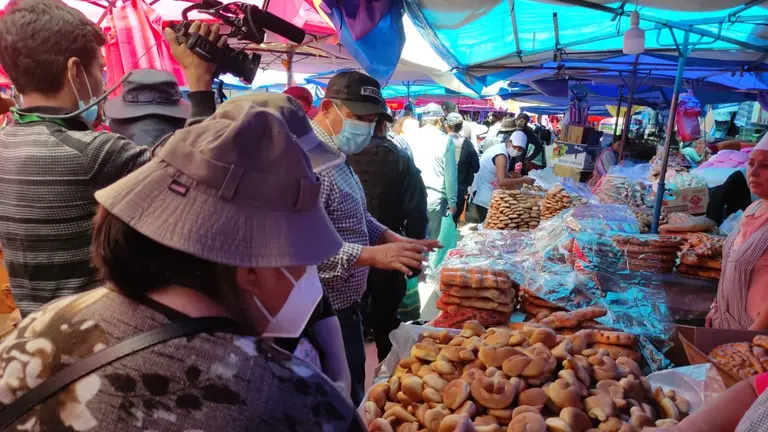 Control de la Intendencia en la Feria de Todos Santos, emplazada en la calle Brasil. INTENDENCIA