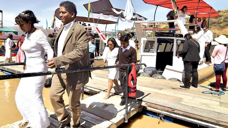 Las parejas del matrimonio colectivo, luego de un paseo en barco por La Angostura. NOÉ PORTUGAL