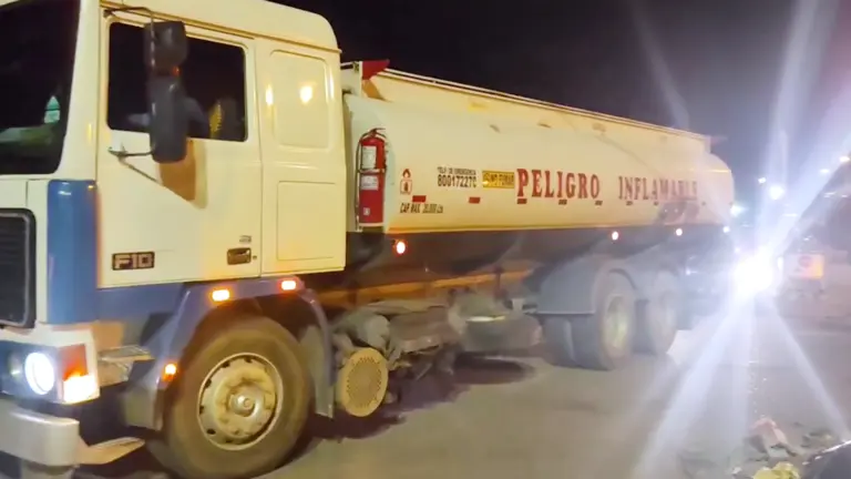 Santa Cruz: Tras acuerdo, cisternas logran salir para abastecer combustibles. CAPTURA DE VIDEO