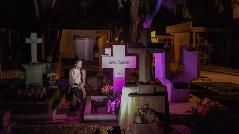 Visita nocturna del Cementerio General de Cochabamba, en 2021.