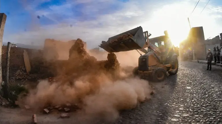 Maquinaria de la Alcald&iacute;a de Cochabamba, durante la demolici&oacute;n de ladrilleras. DICO  SOL&Iacute;S