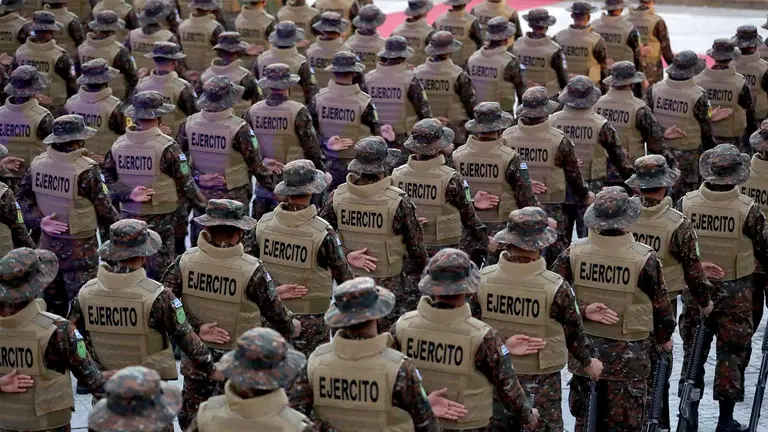 Soldados permanecen formados durante su presentación en una ceremonia en la Plaza Memorial a la Soberanía Nacional del Museo Militar en San Salvador, en una fotografía de archivo. EFE