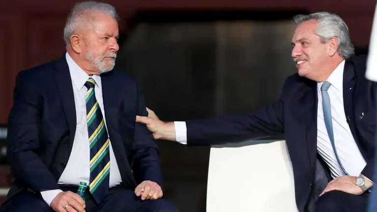 El presidente electo de Brasil, Luiz Inácio Lula da Silva (i), junto al presidente de Argentina, Alberto Fernández, en una fotografía de archivo. EFE