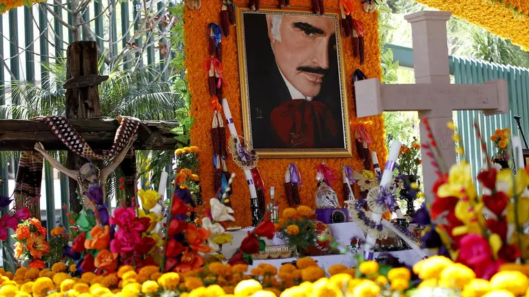 Vista hoy del altar de Día de Muertos dedicado al cantante mexicano Vicente Fernández, en el rancho Los Tres Potrillos, en el municipio de Tlajomulco, Jalisco (México). EFE