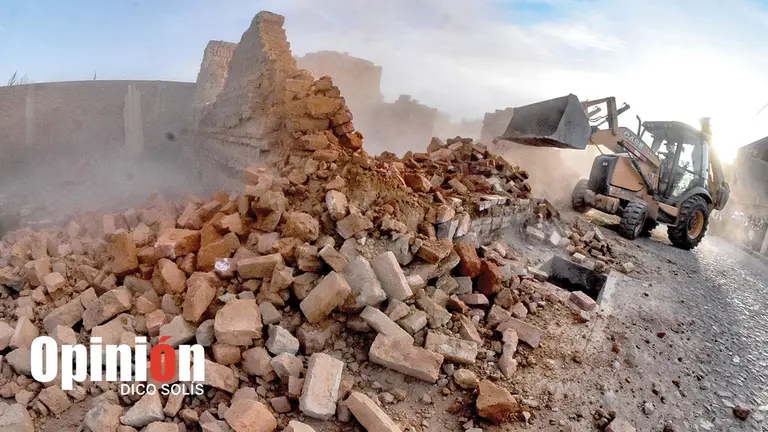 La demolici&oacute;n de hornos ladrilleros en el sur de la ciudad, este 31 de octubre. DICO SOL&Iacute;S