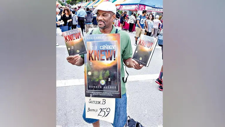 Un hombre vende libros en una versi&oacute;n pasada de la feria literaria de Miami. ALAMY