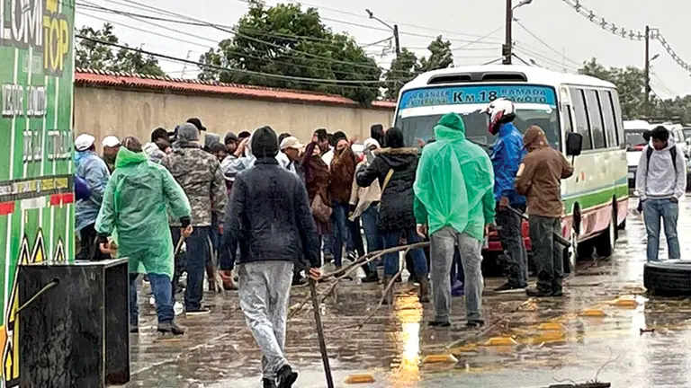 Cuatro marchas ingresan a la ciudad de Santa Cruz en rechazo al paro.  RRSS