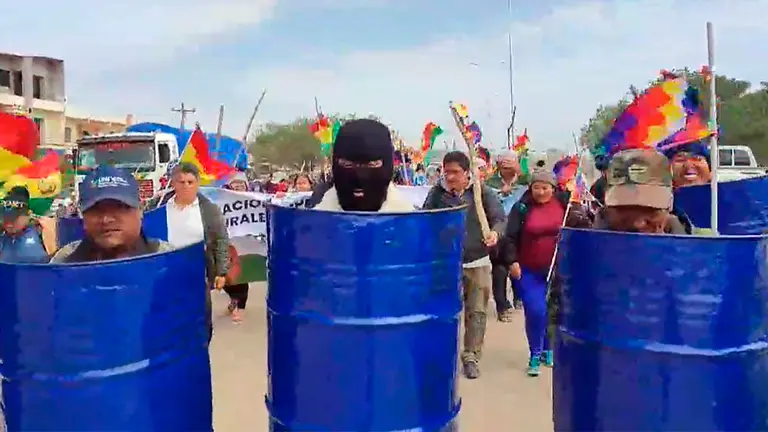 El encapuchado a la cabeza de la marcha. Foto: Radio Comunitaria San Juli&aacute;n.