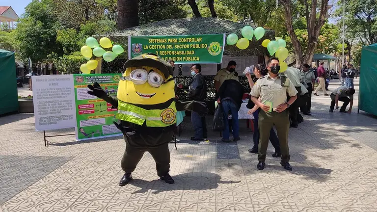 Polic&iacute;a realiza una campa&ntilde;a de socializaci&oacute;n de la Ley 1178 en la plaza 14 de Septiembre./ Foto: Neil Apaza