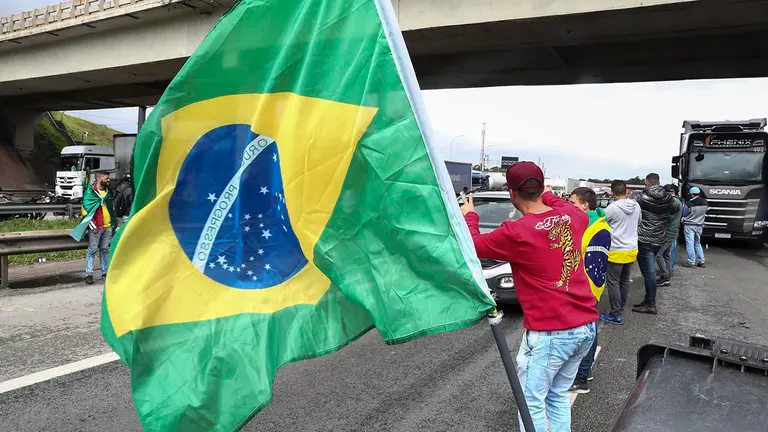 Camioneros realizan un bloqueo en la carretera Castello Branco como protesta tras la derrota del presidente, Jair Bolsonaro, hoy, en Barueri (Brasil). EFE