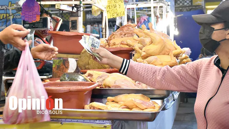 Venta de carne de pollo en el mercado 27 de Mayo. DICO SOL&Iacute;S