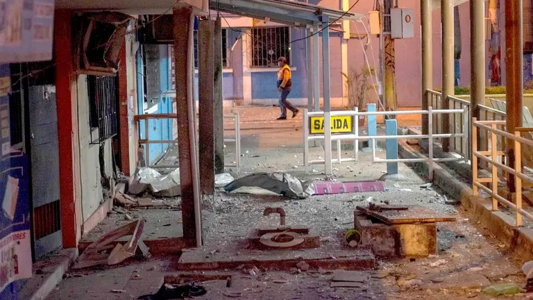 Vista de los destrozos ocasionados por una bomba en las inmediaciones de la Alcaldía de Durán, tras una oleada de violencia hoy en Duran (Ecuador). EFE