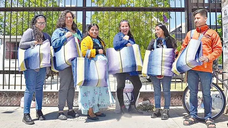 Zaida Mamani (la tercera de la izquierda), junto a amistades, muestra las bolsas que ofrece en venta. FACEBOOK YUNUEM VELARDE