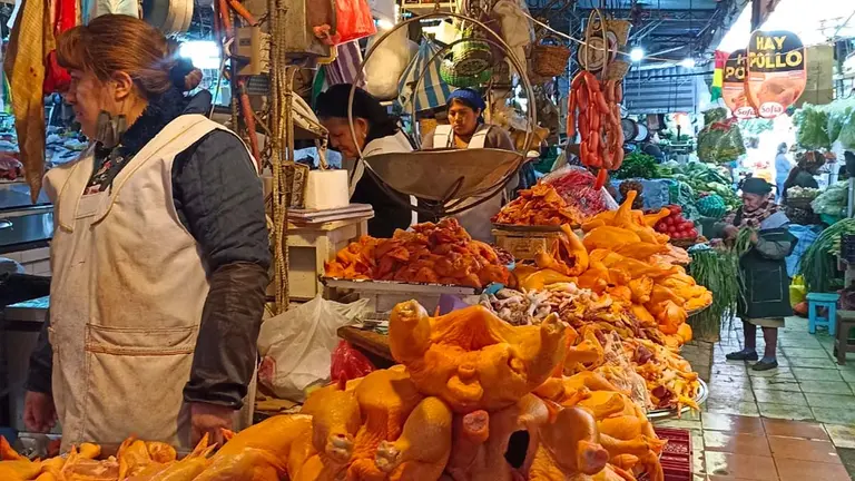 Comerciantes de pollo en el mercado de la calle Lanza. NEIL APAZA
