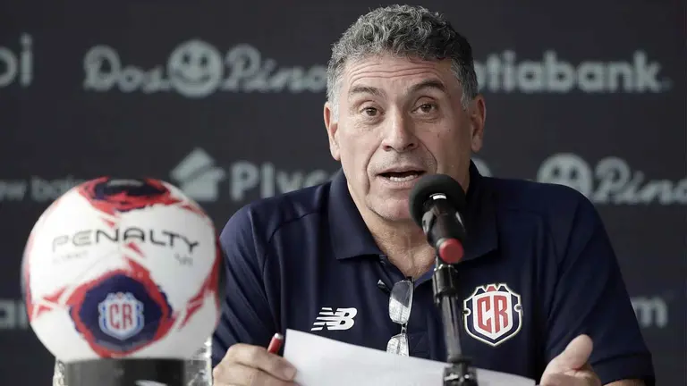 El director técnico de Costa Rica, el colombiano Luis Fernando Suárez, presentó en conferencia de prensa la lista de los futbolistas que disputarán el Mundial, hoy en San José (Costa Rica). EFE