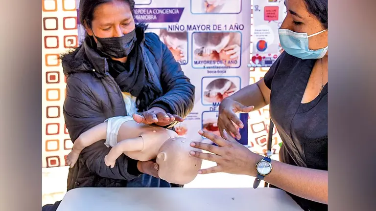 La mam&aacute; Doly G&oacute;mez durante una pr&aacute;ctica de reanimaci&oacute;n en la feria, este 3 de noviembre. DICO SOL&Iacute;S