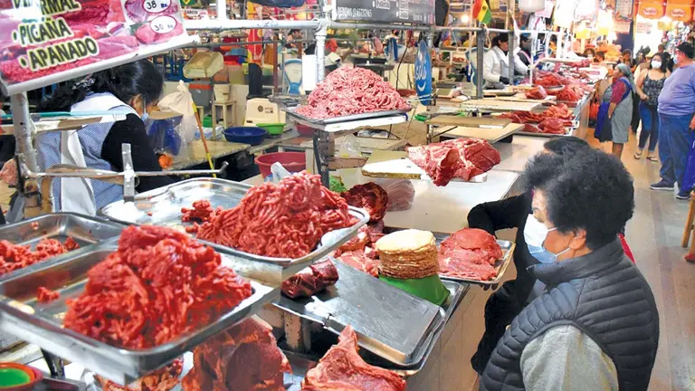 Venta de carne en el mercado 25 de Mayo de Cochabamba./ DICO SOL&Iacute;S