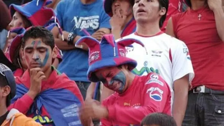 Hinchas de Wilstermann, sentidos, durante la &eacute;poca m&aacute;s critica que les toc&oacute; vivir: el descenso. CLUB WILSTERMANN