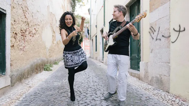 D&uacute;o peruano-estadounidense lleva m&uacute;sica en quechua a los Latin Grammy 2022./ EFE