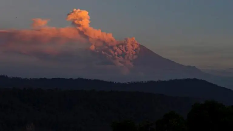 Sobre volc&aacute;n en Ecuador. EFE