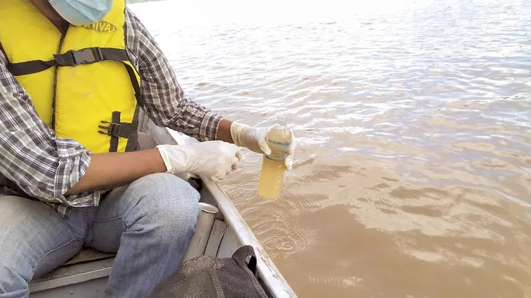 Investigadores recorrieron el río Madre de Dios para tomar muestras de agua y suelo.         CEJIS