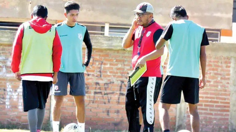 Hugo Albarracín da indicaciones, durante un entrenamiento de Nueva Cliza.         CORTESÍA
