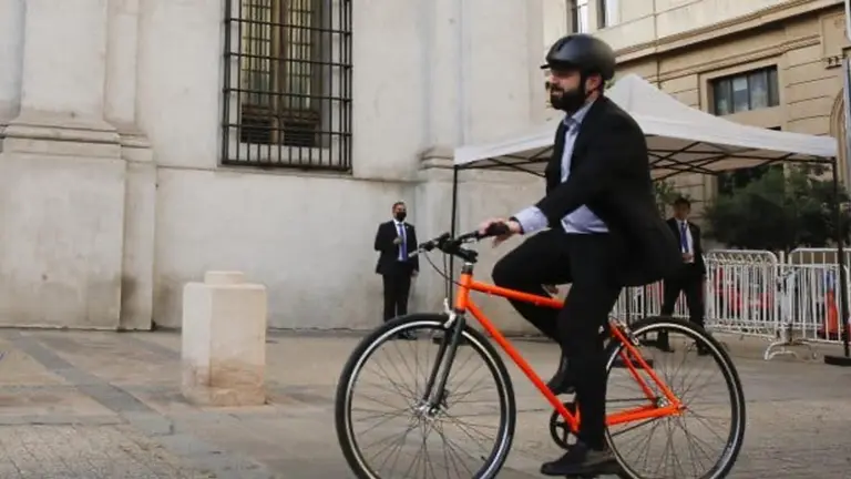 Boric usa la bicicleta para llegar a La Moneda y "mejorar su salud"./ Foto: Noticiero Regi&oacute;n