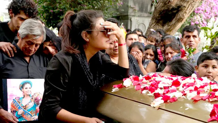 Familiares despiden a Nataly, modelo cochabambina, en 2019. APG