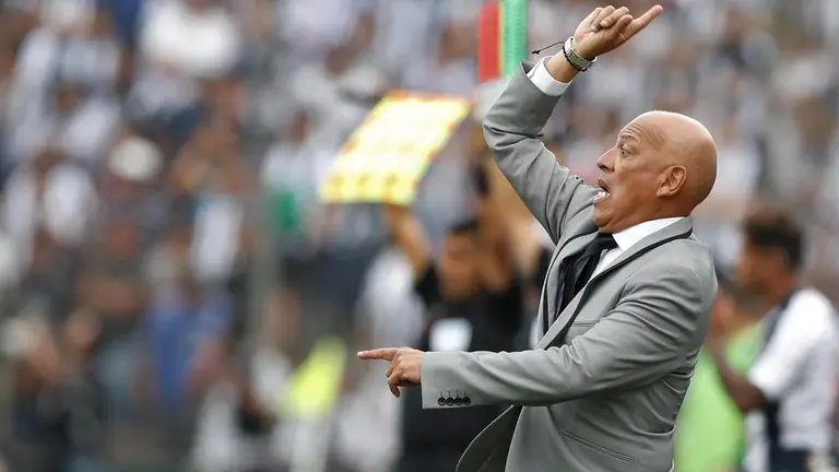 Fotografía de archivo en la que se registró al entrenador Roberto Mosquera, quien dejó la dirección del club peruano de fútbol Sporting Cristal. EFE