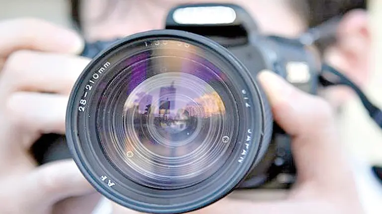 Una persona toma una fotograf&iacute;a con una c&aacute;mara. UFJF