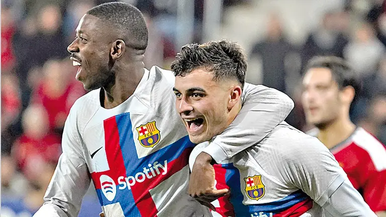 Dembel&eacute; (d) y Pedri (i) celebran una conquista cul&eacute;. FC BARCELONA