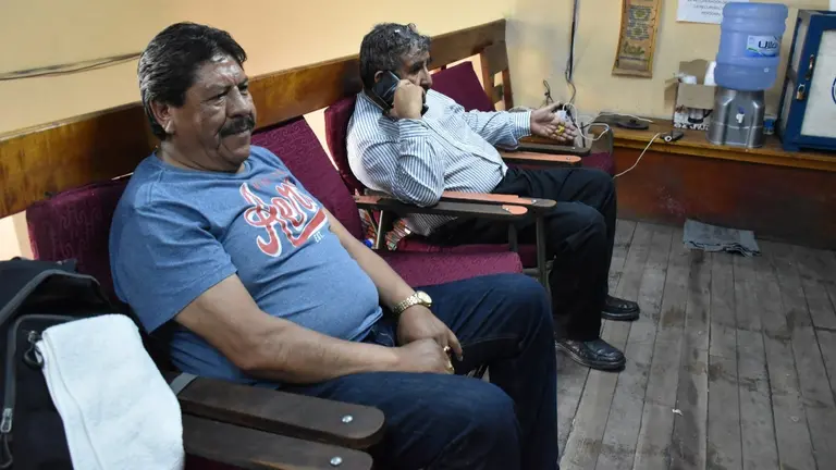 Apolinar Rivera, titular del Comit&eacute; C&iacute;vico de Cochabamba (d), junto a otro huelguista. NO&Eacute; PORTUGAL