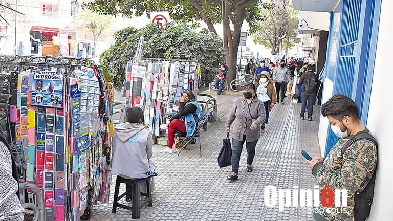 Comerciantes en el sector del Correo./ DICO SOL&Iacute;S