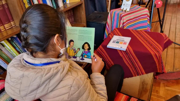 Una ni&ntilde;a se sumerge en la lectura. CAF&Eacute; CON
