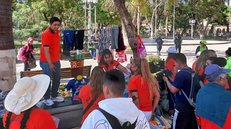 Comerciantes de la Asociaci&oacute;n presentes en la Plaza 14 de Septiembre. Ofrecieron muestra de lo que ser&aacute; la Feria. RICARDO AGUILAR